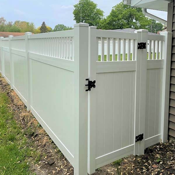 Backyard Fence Installation In Illinois - Paramount Fence